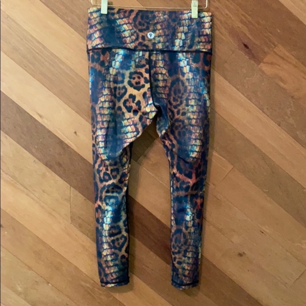 Yoga Democracy YD Animal Print Leggings 23” length, Medium - Picture 5 of 8